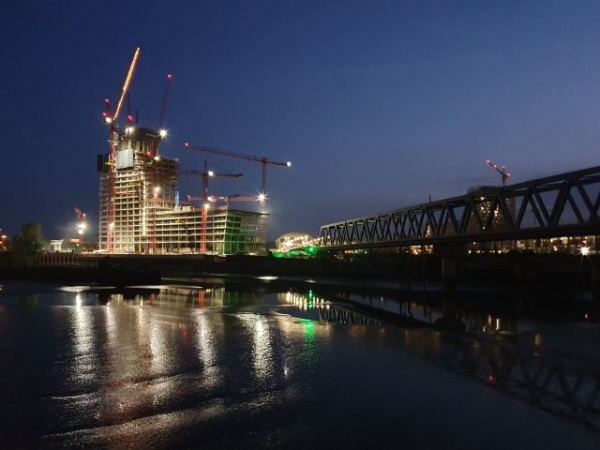 Baustelle des Elbtowers bei Nacht.